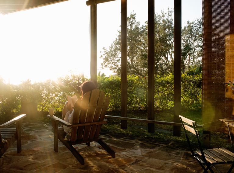 Osoba odpoczywająca na krześle w blasku słońca